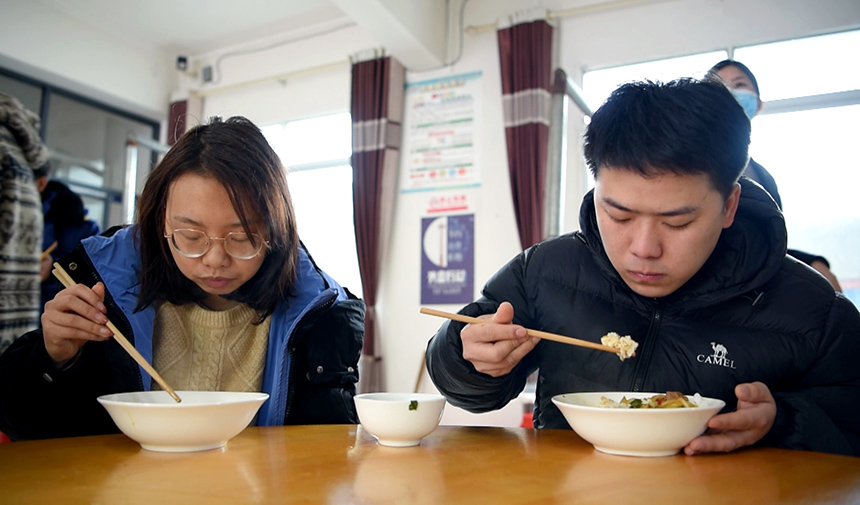 黔西市：推行食堂“一卡通”  杜绝“舌尖”上的浪费。