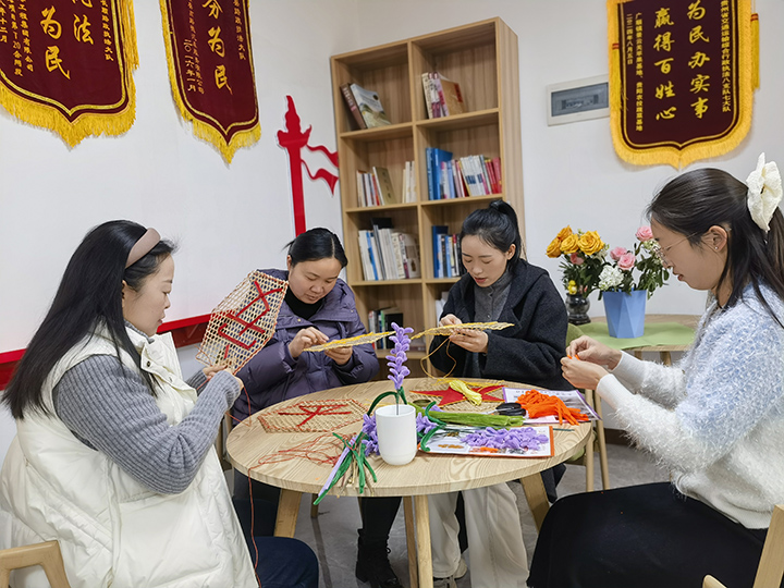 圖為女職工開展手工制作。