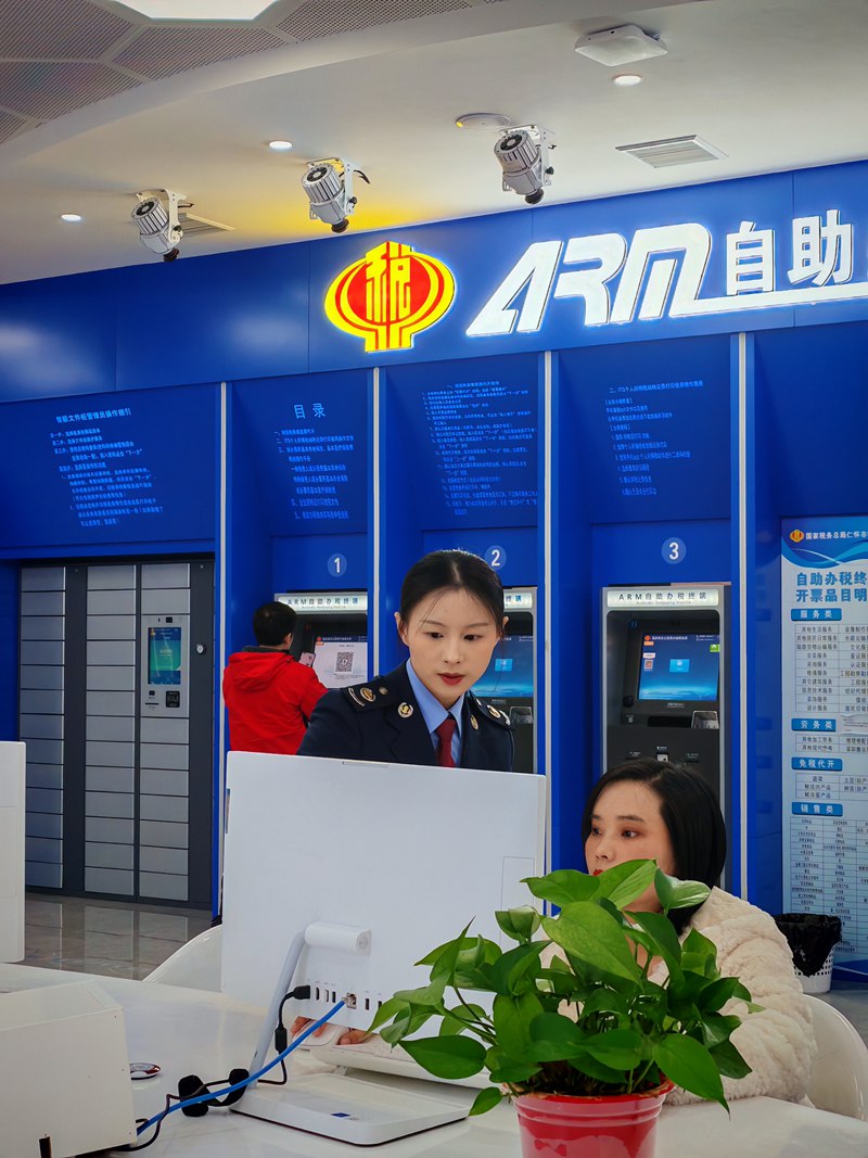 仁怀市税务局工作人人员在智慧办税厅指导办税群众。余甚君摄