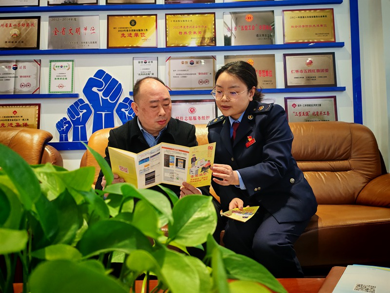 仁怀市税务局工作人员到企业开展走访宣传。余甚君摄