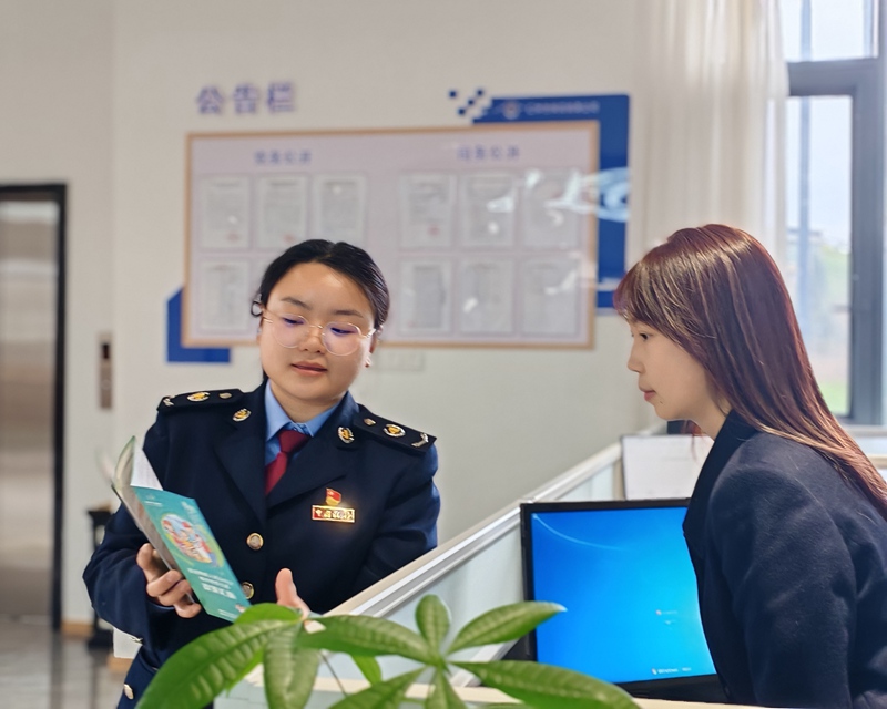 仁怀市税务局工作人员到企业开展走访宣传。余甚君摄