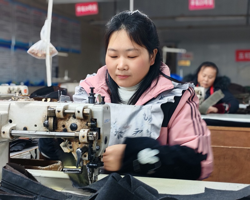 九仓扶贫车间务工工人。余甚君摄