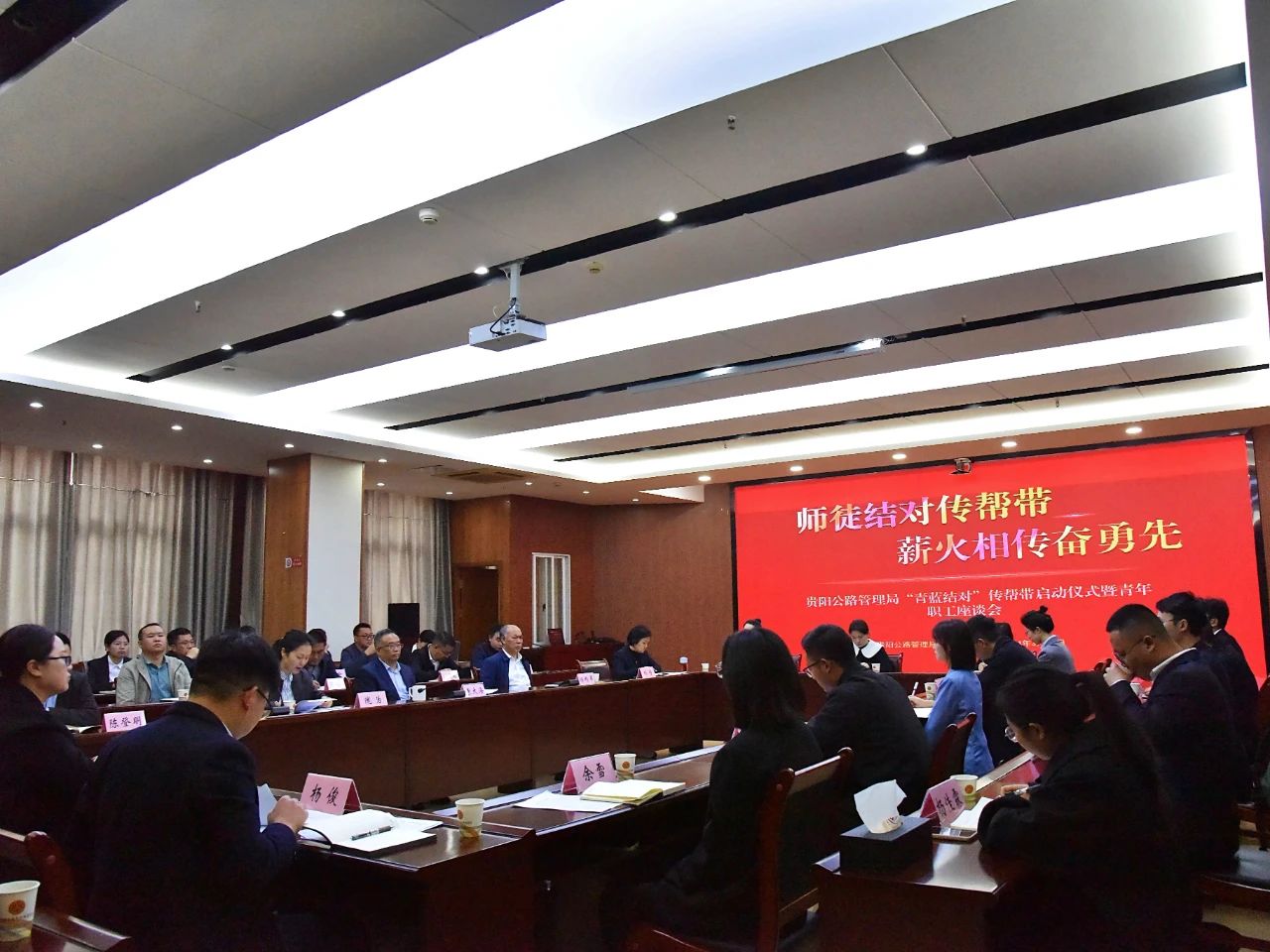 青蓝结对活动现场。