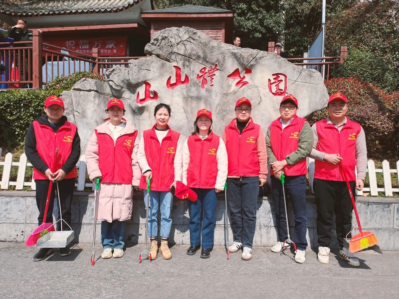 志愿服务活动合影。