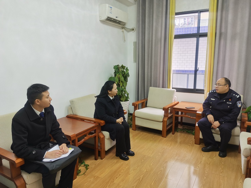 图为工行遵义播州支行走访当地派出所沟通反诈工作事宜。