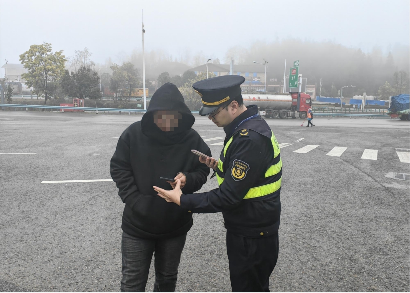 图为执法人员向乘客详细了解情况。
