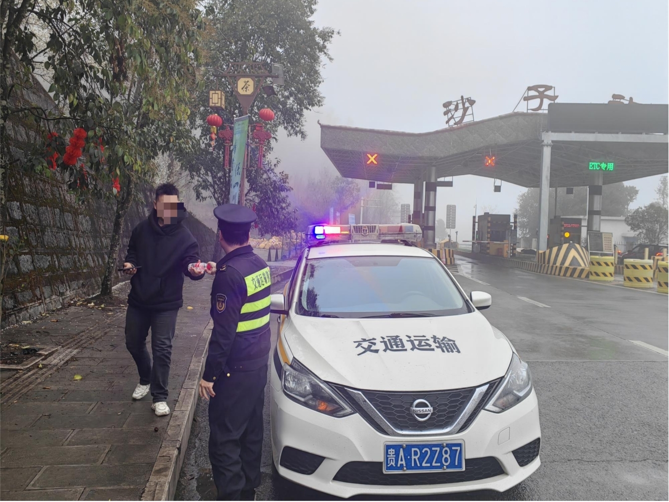 图为将乘客护送至就近的安全乘车点。