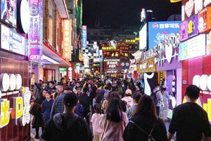 文旅市场春潮涌动清明假期，贵阳各大景点和街区热闹非凡。
