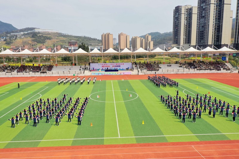 同学们整齐划一的在操场上认真比赛。