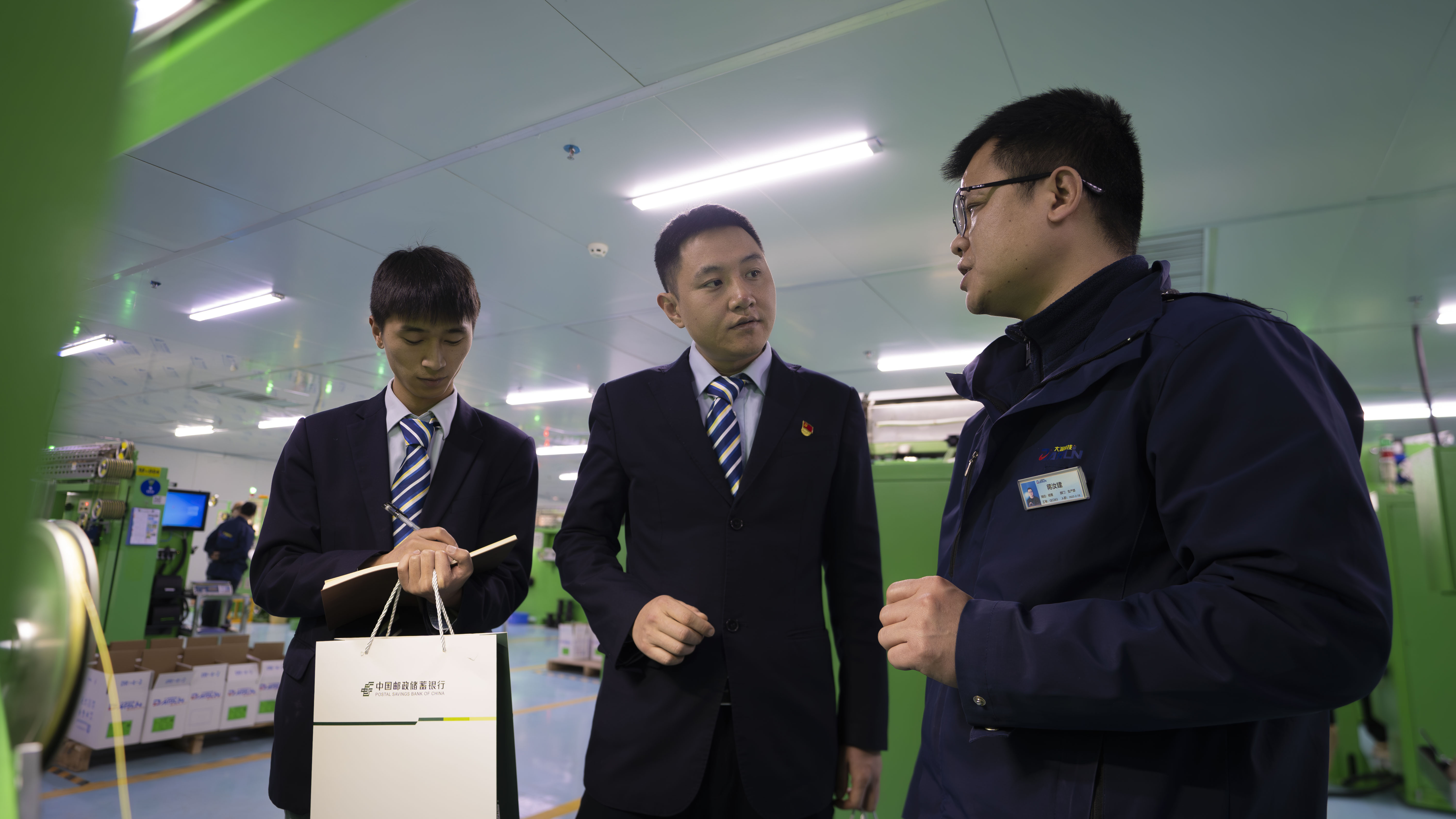 邮储银行工作人员走进企业了解其实际需求。