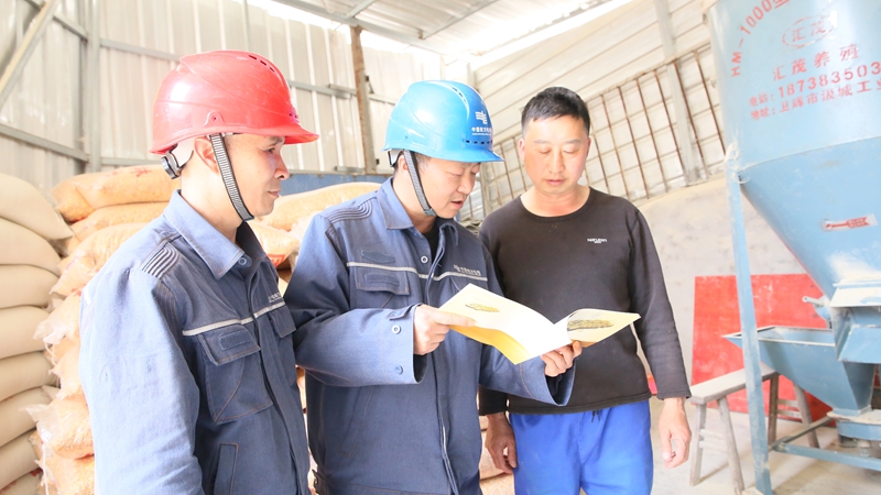南方電網貴州興義貞豐供電局工作人員走訪涉農養殖戶，進行用電宣傳。周宇萍 攝）