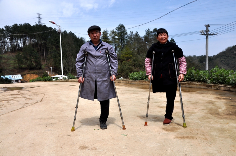 两个人两条腿两副拐。图片由瓮安融媒体中心提供
