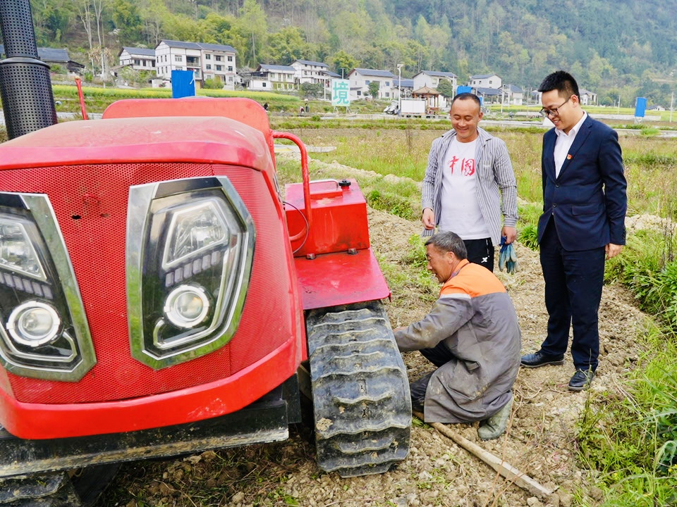 图为工行道真支行走访种植基地负责人。