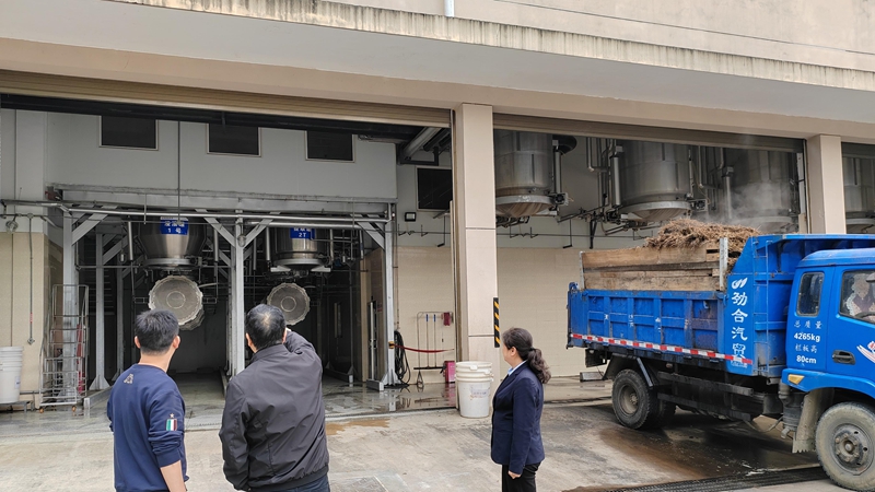 邮储银行贵阳市分行客户经理走访企业。