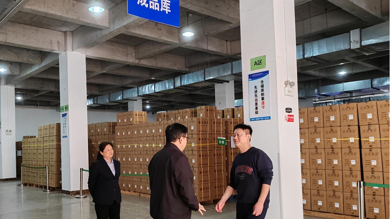 邮储银行贵阳市分行客户经理走访企业。