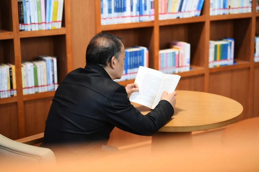 市民在南明区光和城市书房内看书学习。