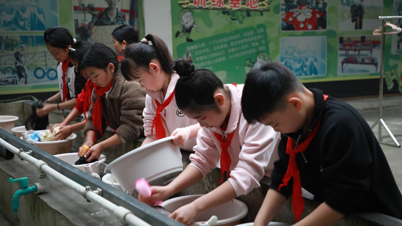 同学们投入到洗衣服的比拼中。