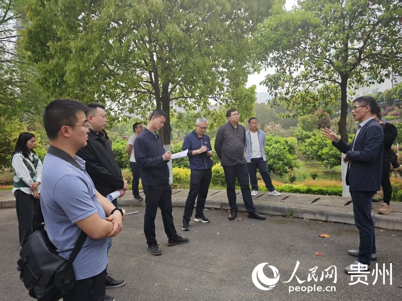 媒体采访团在进行现场采访。人民网 黄小桃摄