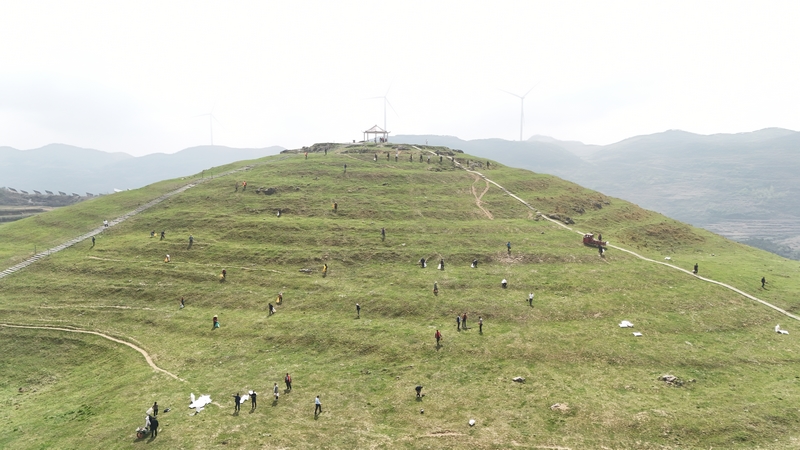 4月10日，松桃苗族自治县盘石镇黔东草海，300余名镇村干部及周边村民，全面铺开拉网式草场施肥作业。