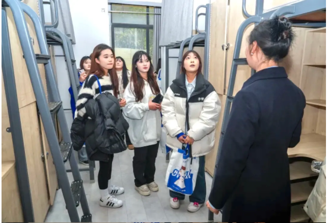 5、參觀學生宿舍.png