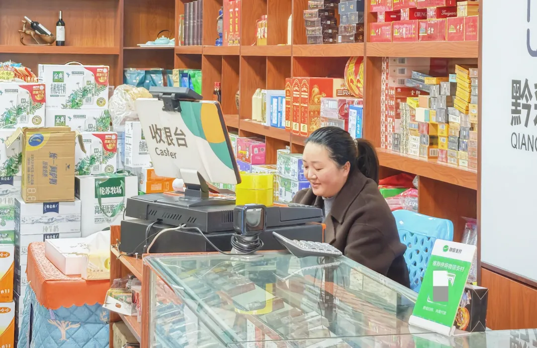 小区楼下的商店。