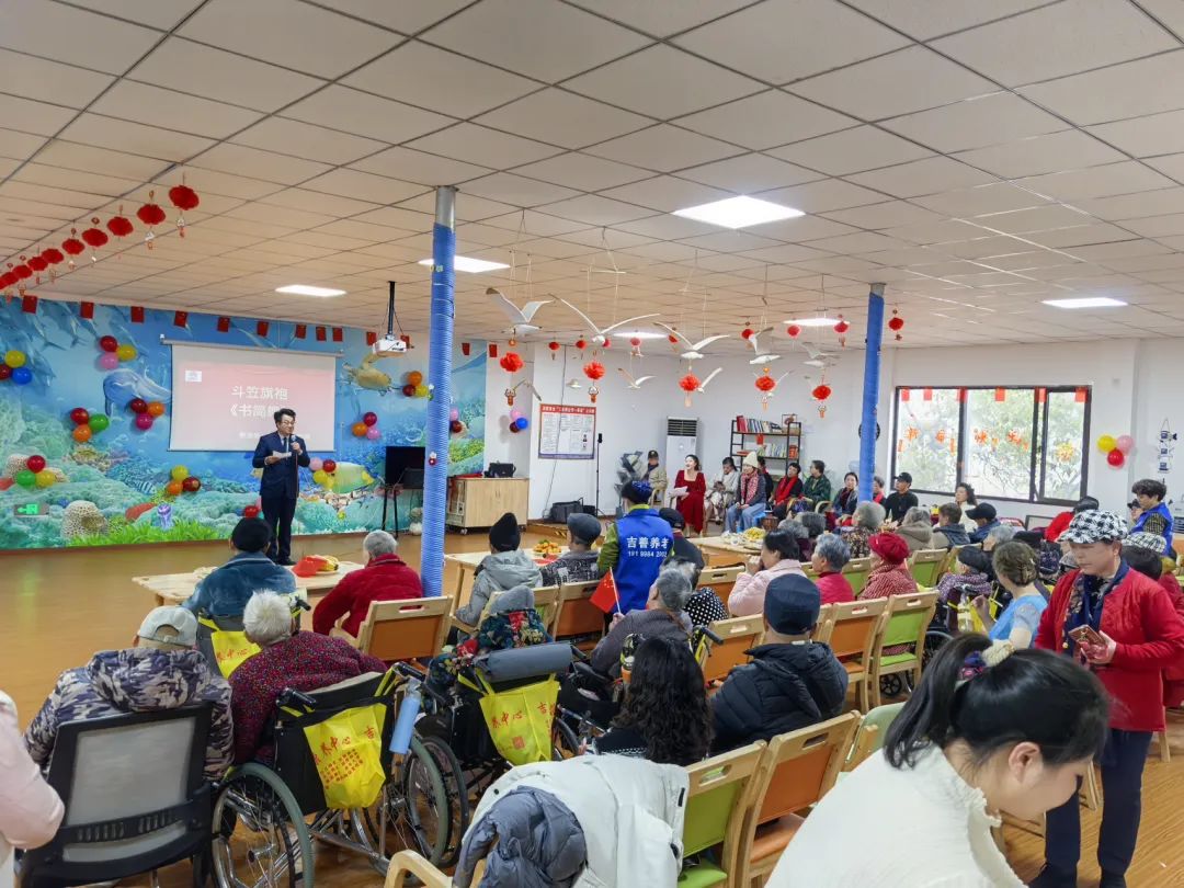 贵州银行工作人员为老年人进行宣传讲解相关金融知识及诈骗案例。
