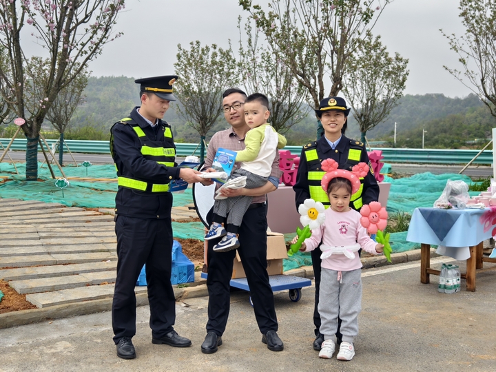 1 图为向参加活动人员宣传相关法律并送小礼品.jpg