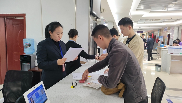 政务服务窗口，工作人员协助群众办事（苏布祥 摄）.jpg