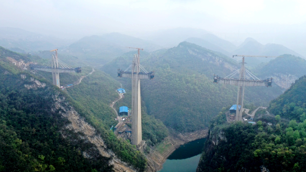 湘江特大桥位于湘江河谷，属于深切V型谷。.jpg