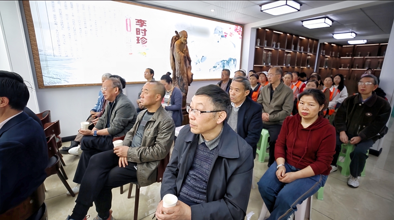 医护人员进行健康指导现场。