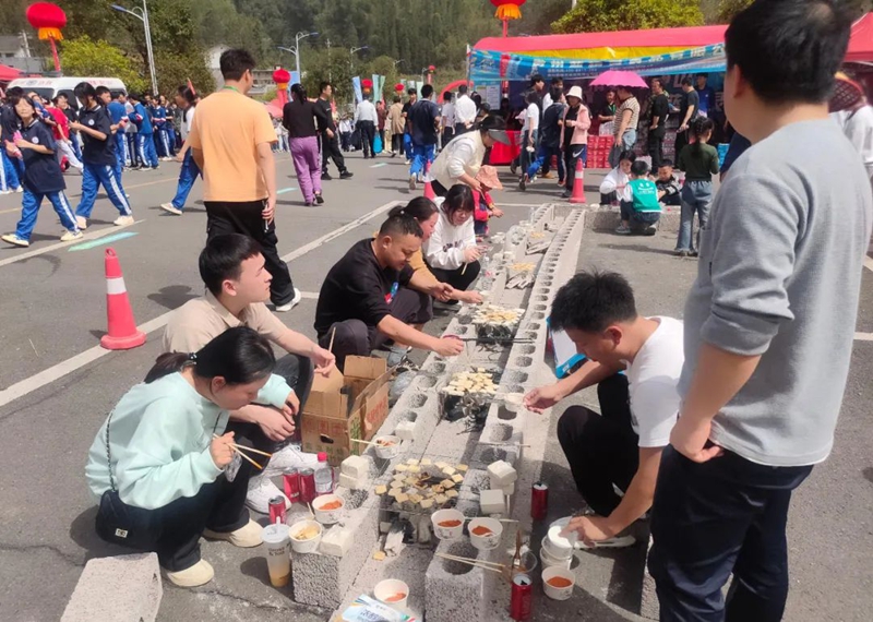 大家一起品尝臭豆腐。