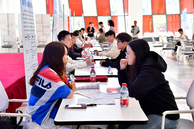 企業負責人耐心地為學子介紹企業概況。