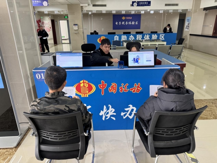 平塘县税务局办税服务大厅简事快办区（胡雪峰 摄）.jpg