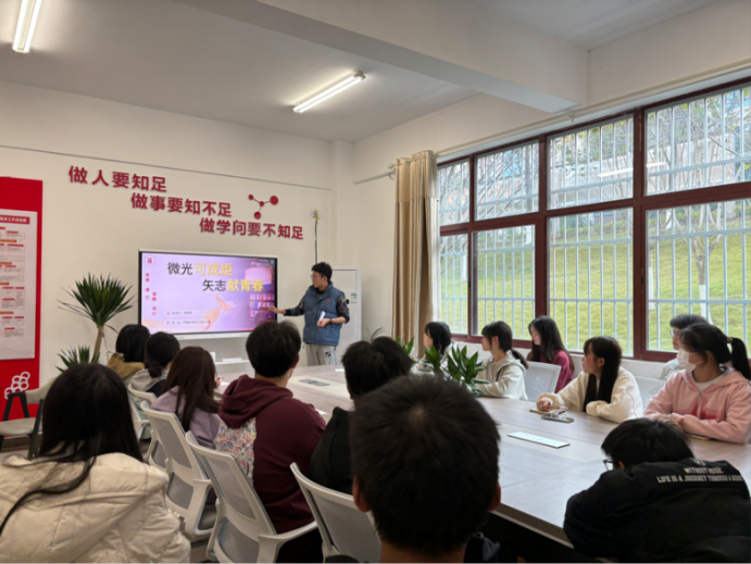 省级优秀学生干部在“一站式”社区分享经验。