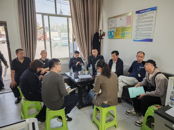图为：开展校园食品安全联合检查行动.jpg