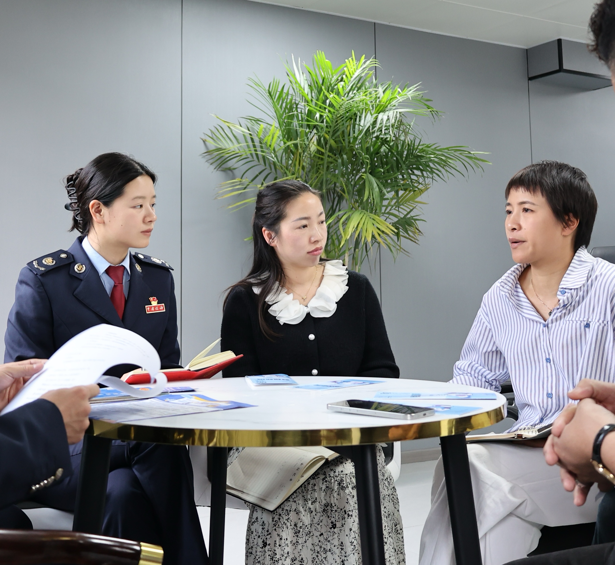 国家税务总局毕节高新分局联合毕节高新区科技创新局走访了解毕节中科进出口贸易有限公司发展情况，深入企业开展跨境税收服务政策宣讲，助力企业“出海”。
