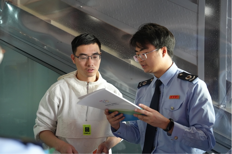 图为税务干部给商户做合规经营宣讲。何坤摄