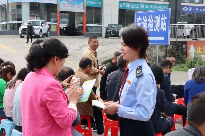 税务人员为消费者解答涉税问题.JPG