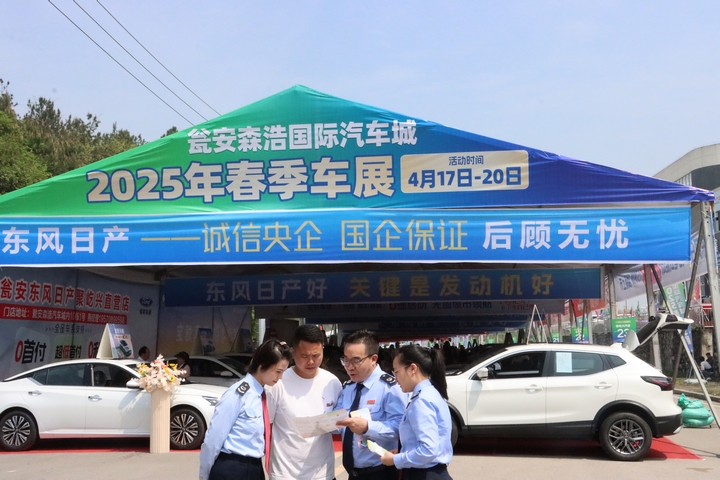税务人员向消费者宣传税收政策.JPG