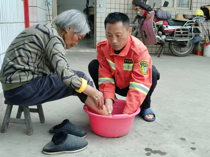 冯再华为母亲洗脚。王芸 摄.jpg