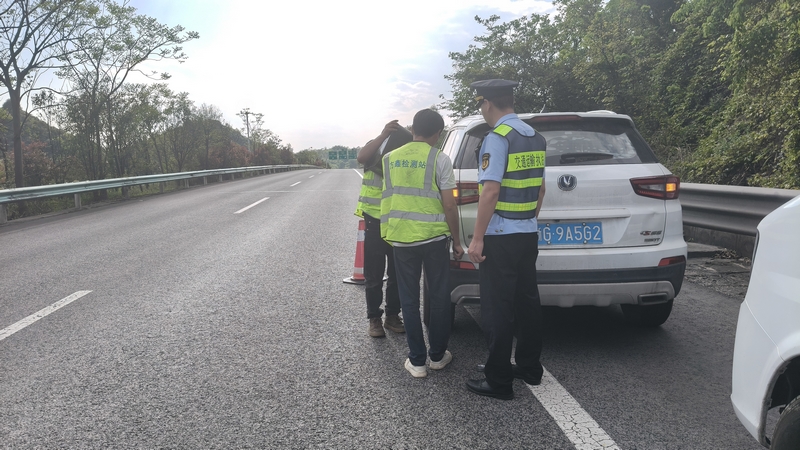 給受困越野車加注汽油。