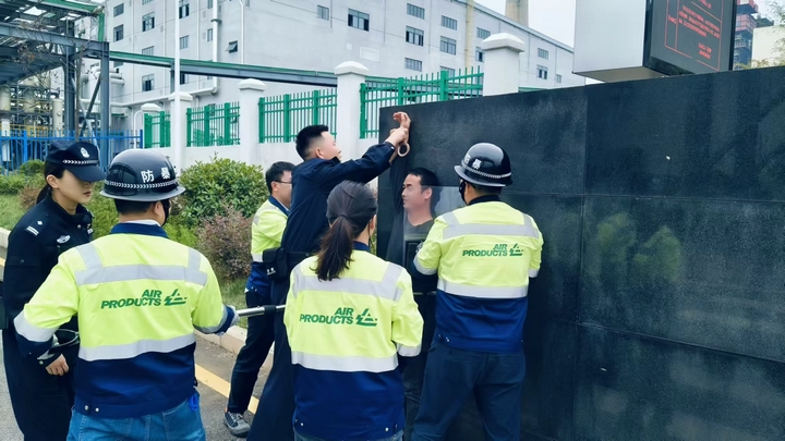 图为：民警到辖区企业对企业安保人员组织专业培训.jpg