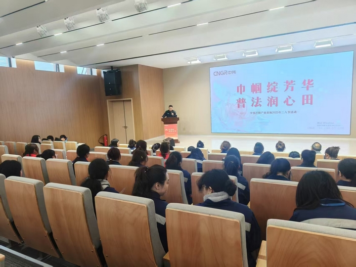图为：民警到辖区企业园区开展法治宣传进企业活动.jpg