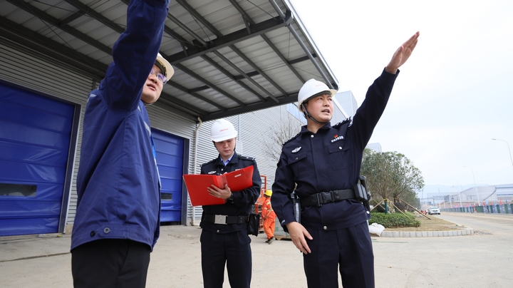 图为：民警到辖区企业园区开展安全检查.JPG