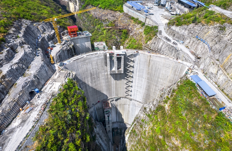 2025年4月17日拍攝的貴州省黔西凹水河水庫大壩（無人機照片）。