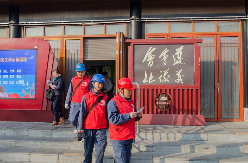 申友强带领抢修队员走进遵义会议会址检查用电设备。艾启军摄