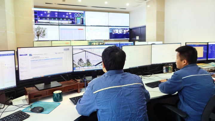 图为工作人员正在应用数智工具参与在线职教培训。卢关文摄