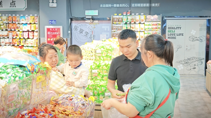 市民挑选商品游正玉 摄.jpg
