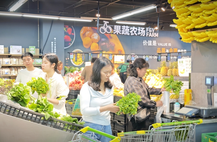 市民挑选商品游正玉  摄.jpg