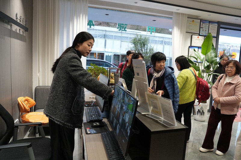 游客正在辦理民宿入住。謝玉江攝
